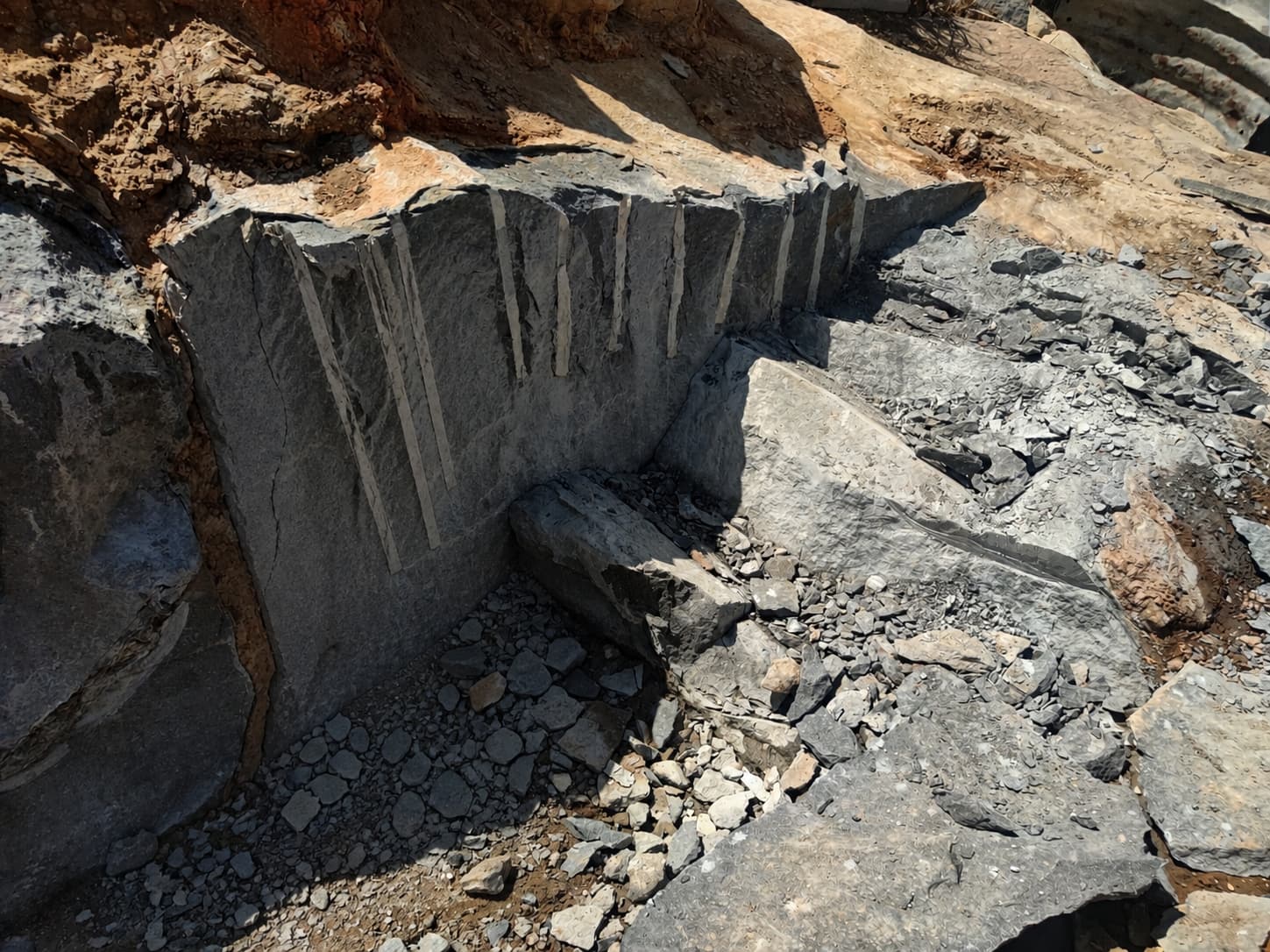 Roca fracturada por presión expansiva TermiCrack en proyecto minero en Arequipa